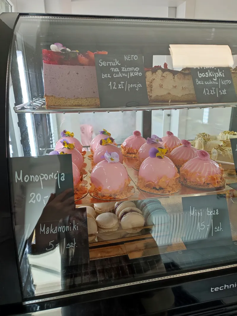 witrynka-slodkosci-monporcje-keto-sernik-weekendowa-sprzedaz-pracownia-cukiernicza-mama-z-wypiekami-sulejowek